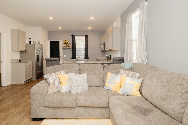 Building Photo - "One Level, Charming 3 bedroom 2 Bath in Goose Creek – 1256 Sq Ft of Comfort!"