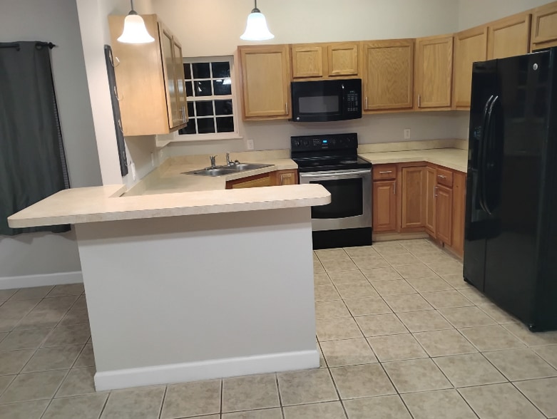 Building Photo - 627 NE Washington St