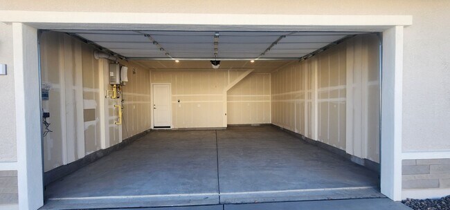 Building Photo - Newer home in Sparks!