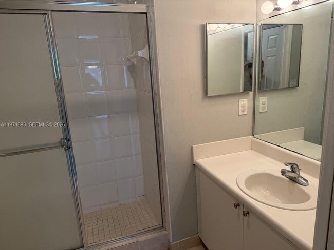 Building Photo - 7930 N Nob Hill Rd