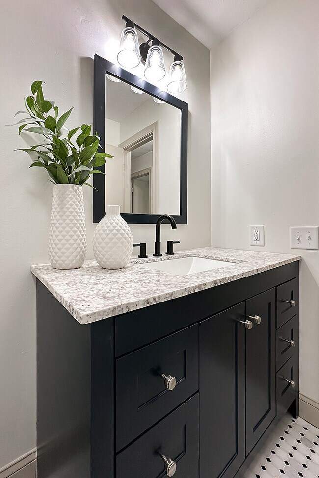 Building Photo - 922 N 122nd St