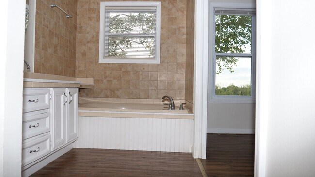 Building Photo - Spacious Rural Retreat