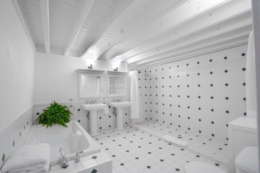 Building Photo - 7470 Sound Ave