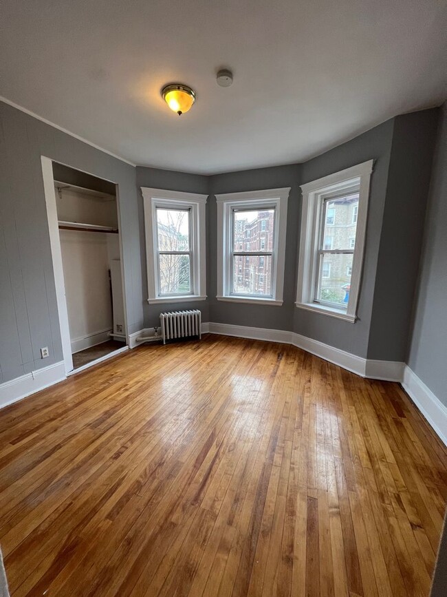 Building Photo - Spacious Brighton three bed one bath with ...