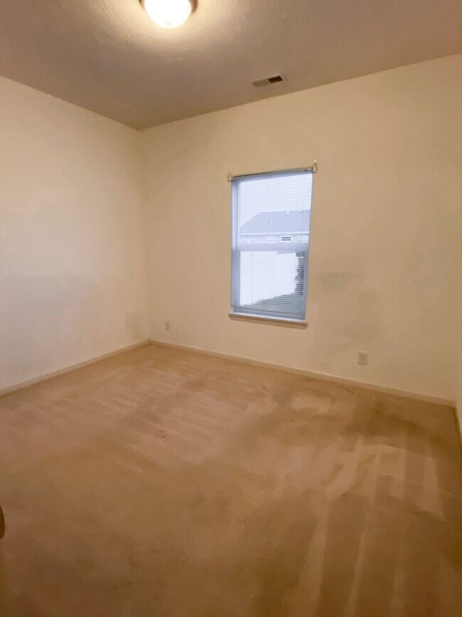 Building Photo - 3 Bedroom Home In Lindberg Village