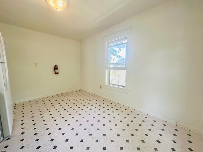 Building Photo - 722 E Grape St