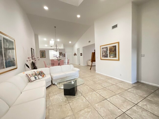 Building Photo - 5570 Royal Lake Cir