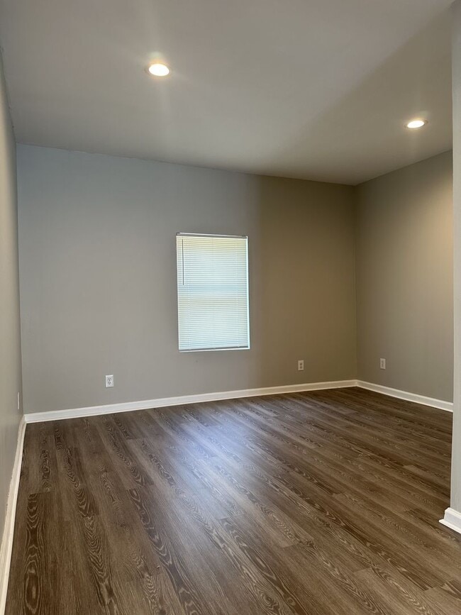 Building Photo - $1700 PER MONTH 3 Bedroom 1.5 Bathroom Hou...