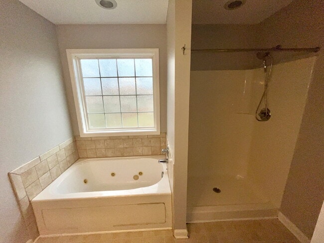 Building Photo - "Charming 3-Bedroom Retreat with 2 Full Baths in Clarksville – Your Spacious 1,480 Sq Ft Haven Aw...