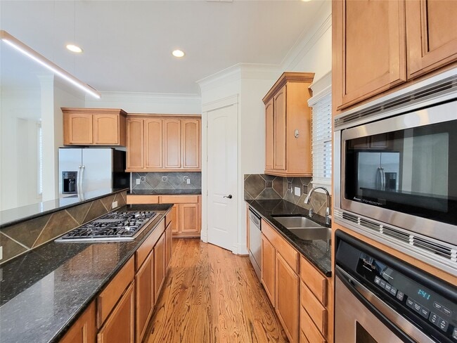 Building Photo - 704 E 9th St