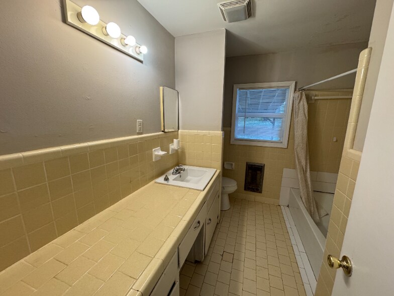 Building Photo - 304 Carol Dr