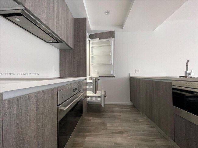 Building Photo - 801 S Miami Ave