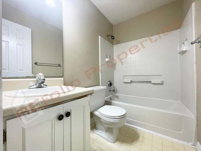 Building Photo - Cozy 3 Bedroom 2.5 Bath End unit Townhome ...