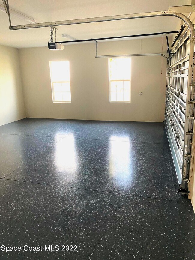 Building Photo - 8321 Paragrass Ave