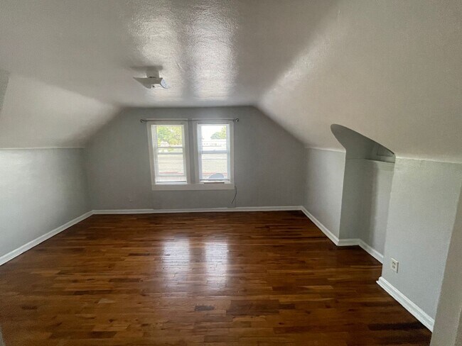 Building Photo - Large 1 Br upstairs apartment - with 2 bon...