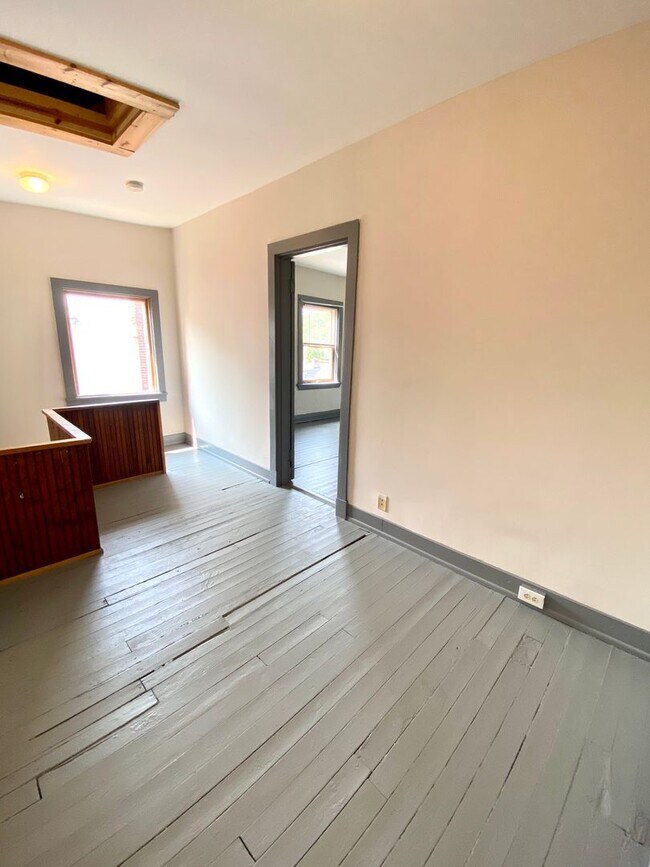 Building Photo - Spacious 5 bed/2 bath on Victor Mins. from...