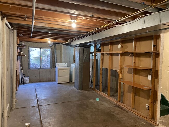 Building Photo - 2 BEDROOM TOWNHOME IN A PRIME LOCATION!!