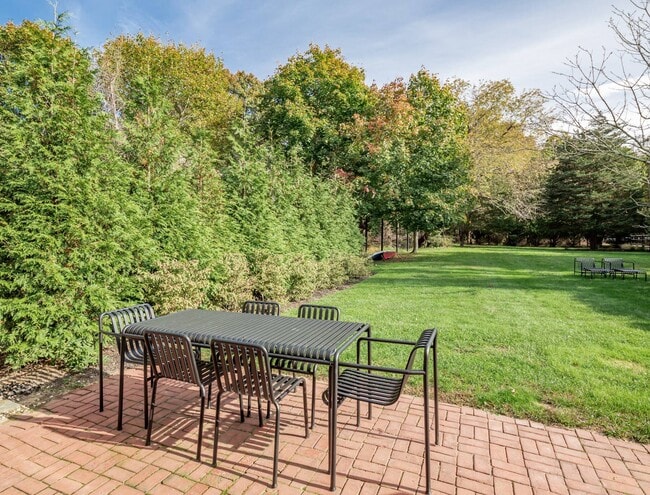 Building Photo - 706 Springs Fireplace Rd