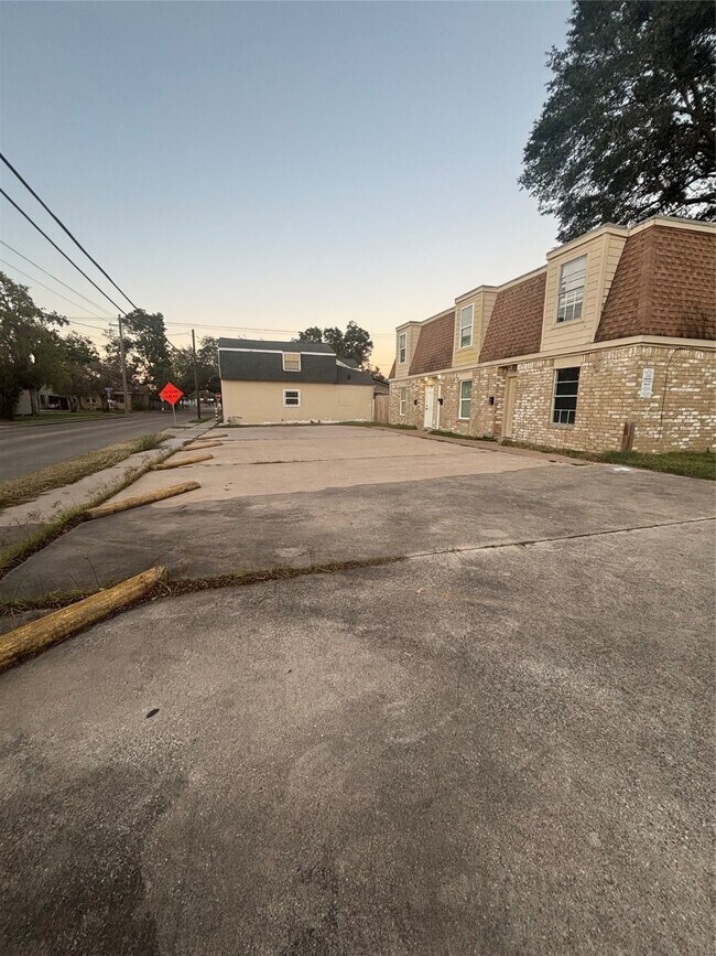 Building Photo - 216 S Pruett St