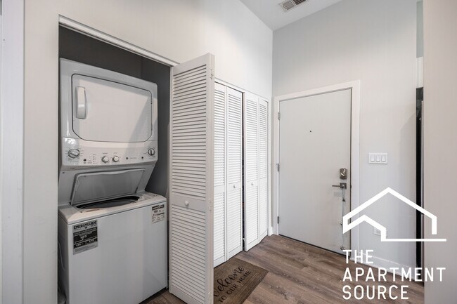 Building Photo - 2247 W Lawrence Ave