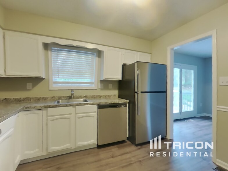Building Photo - 1350 Redwood Cir