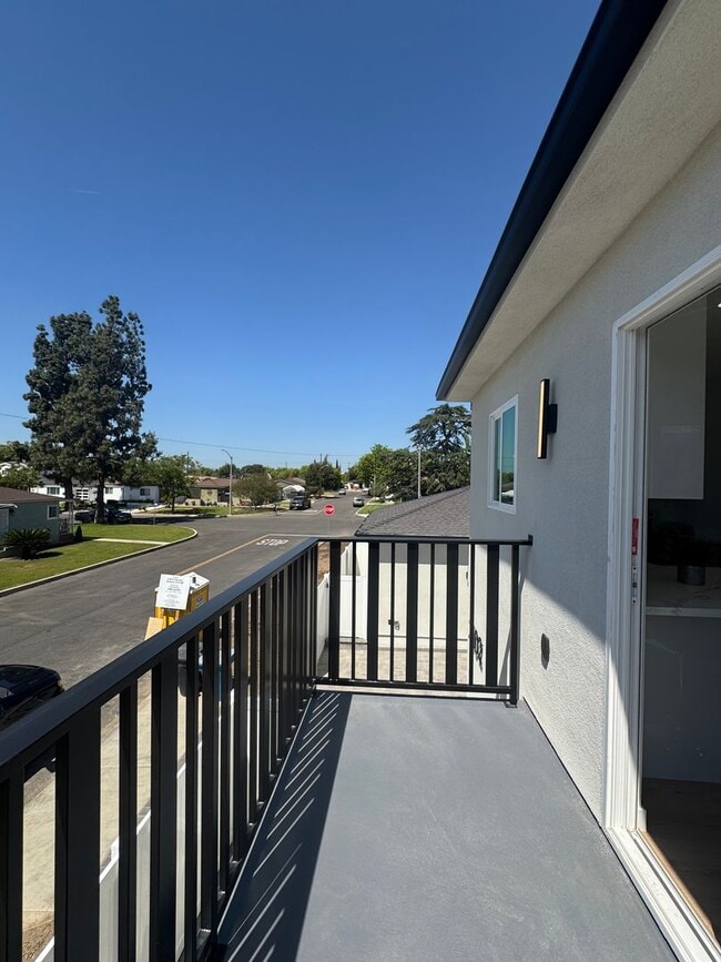 Building Photo - Spacious 1000 Sq. Ft. Second-Floor Back AD...