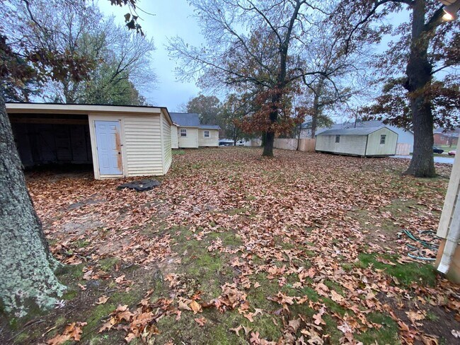 Building Photo - Freshly renovated 4 bedroom 2 bathroom hou...