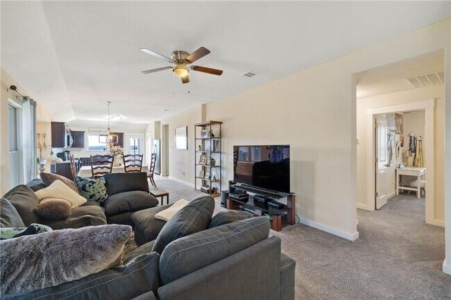 Building Photo - Warm & Inviting 3BR / 2BA Home with Large Backyard