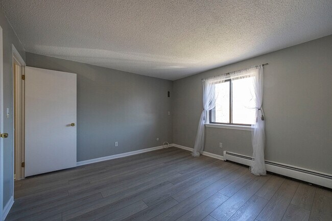 Building Photo - 645 W Lowell Ave