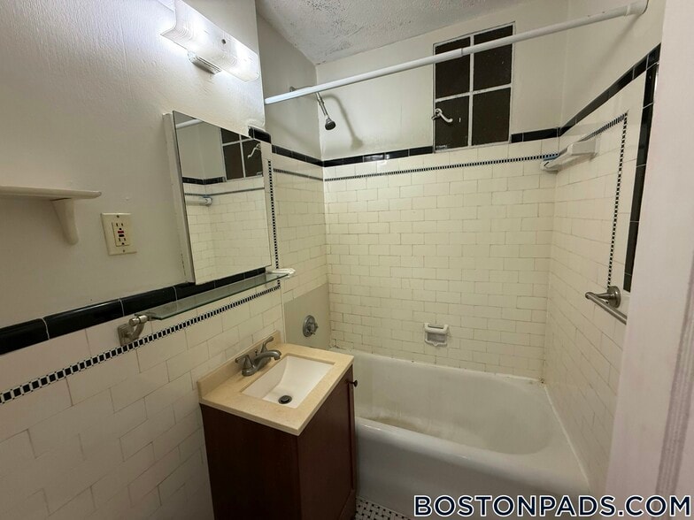 Building Photo - 349 Pleasant St