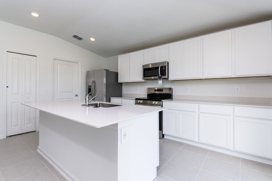 Building Photo - 2442 McKinley Dr