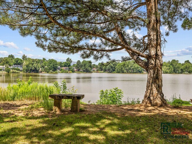 Building Photo - Beautiful 4 Bed 2 Bath Townhome with Lake Views!