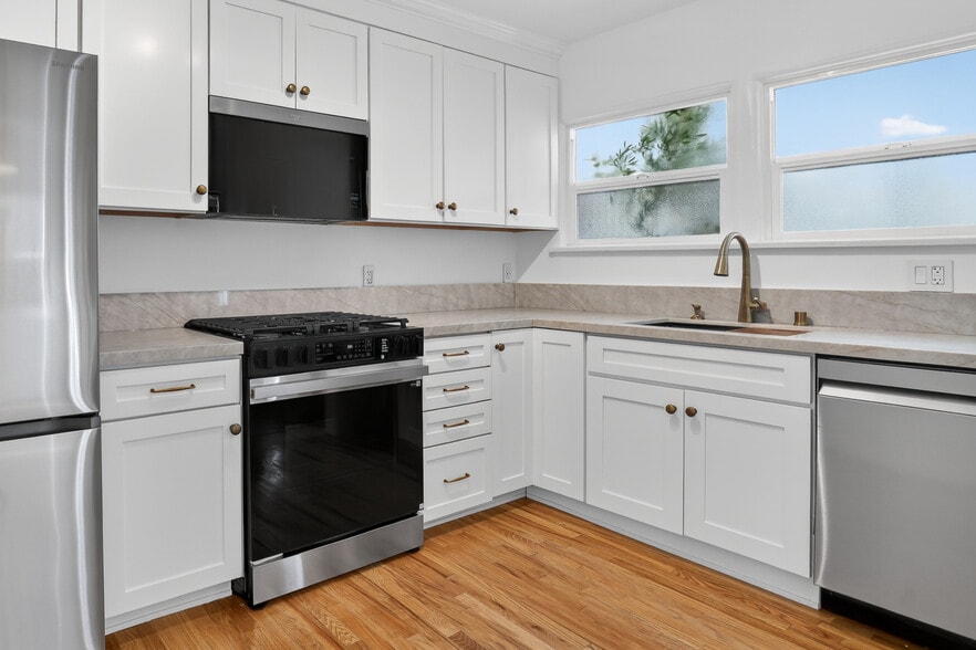 Kitchen - 904 Victoria Ave
