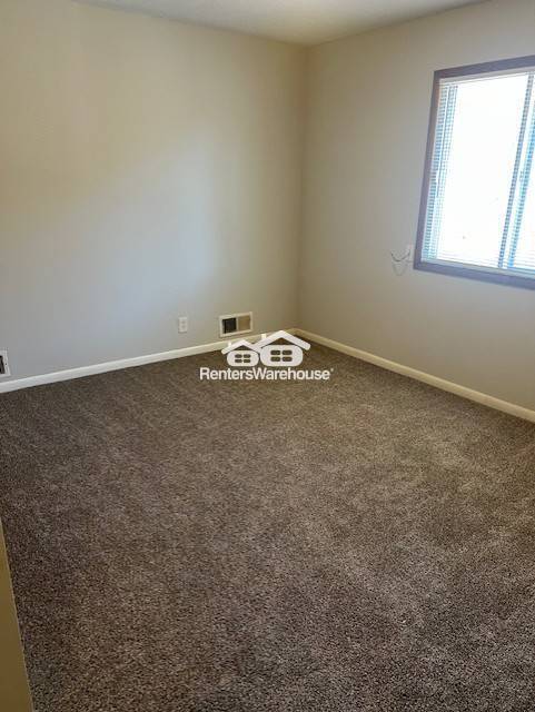 Building Photo - Available now - like new 2 bed 1 bath dupl...