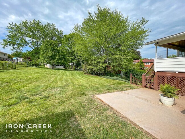 Building Photo - Spacious Three-Bedroom on a Beautiful Lot ...
