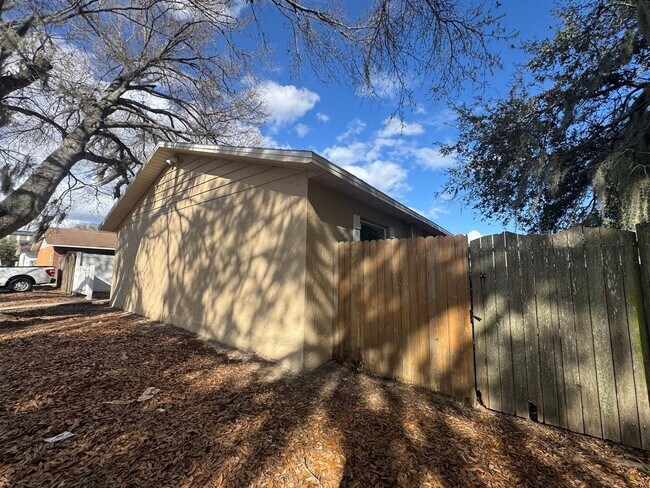 Building Photo - One Bedroom Apartment