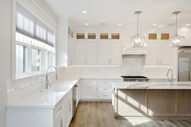 Building Photo - 261 E Bellevue Ave