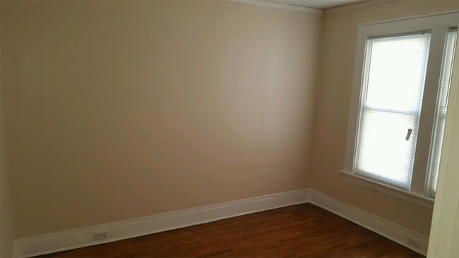 Building Photo - 206 Hall Ave