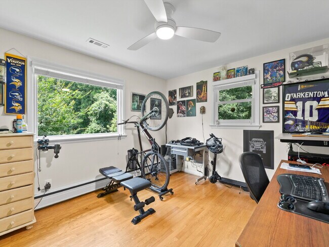 Building Photo - "Stunning 4-Bed Oasis with Granite Eleganc...
