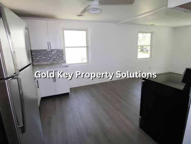 Building Photo - MUNCIE 3 BR 1 BA House with New Flooring and Paint (SECTION 8 APPROVED)