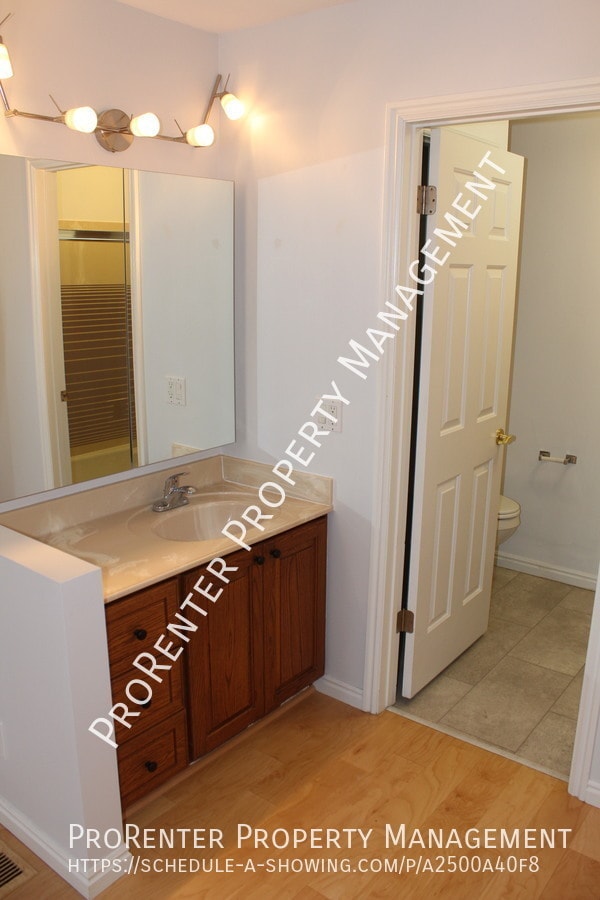 Building Photo - 523 Applewood Dr