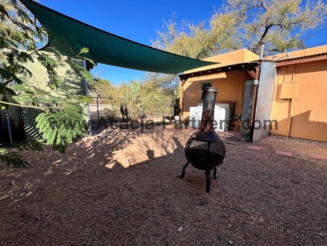 Building Photo - Centrally located Two Bedroom Home