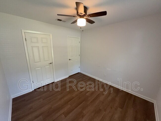 Building Photo - 6221 Fox Run St
