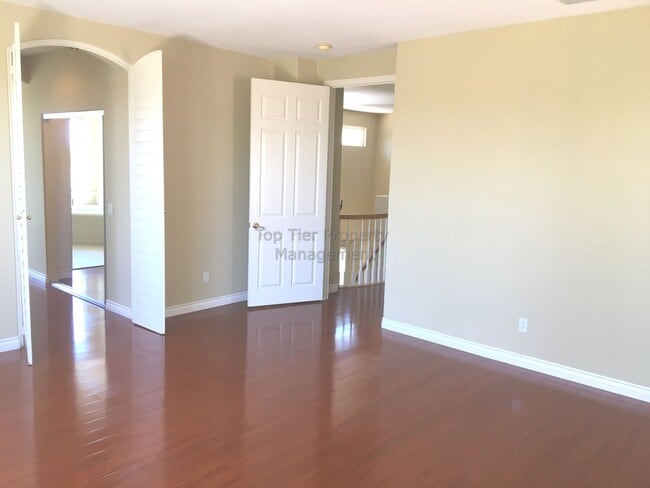 Building Photo - ***Beautiful 4 bed / 3 bath / 2,913 sqft H...