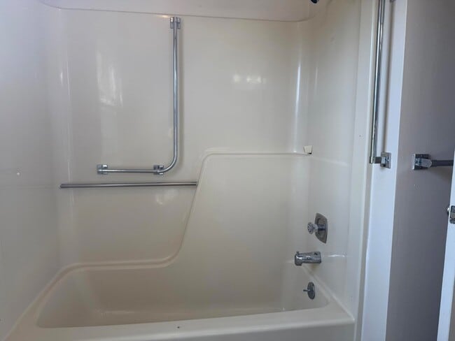 Building Photo - 1101 Lakeview Pl