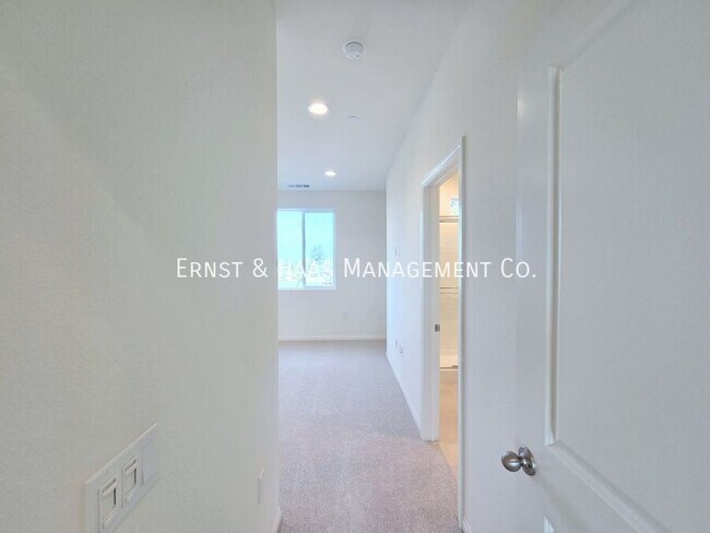 Building Photo - 2420 E Lincoln Ave