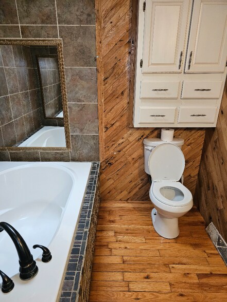 Building Photo - 1574 Armstrong Rd