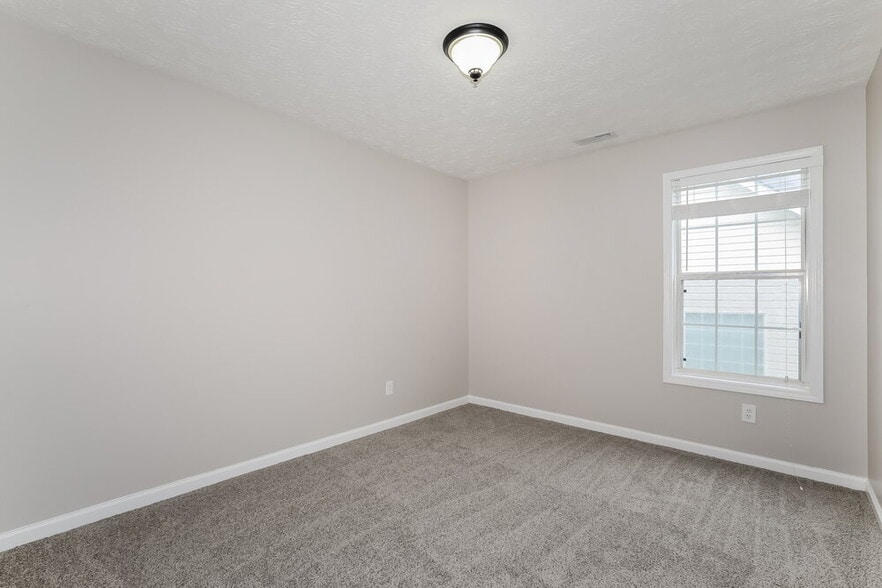 Building Photo - 221 Eagles Crest Ct