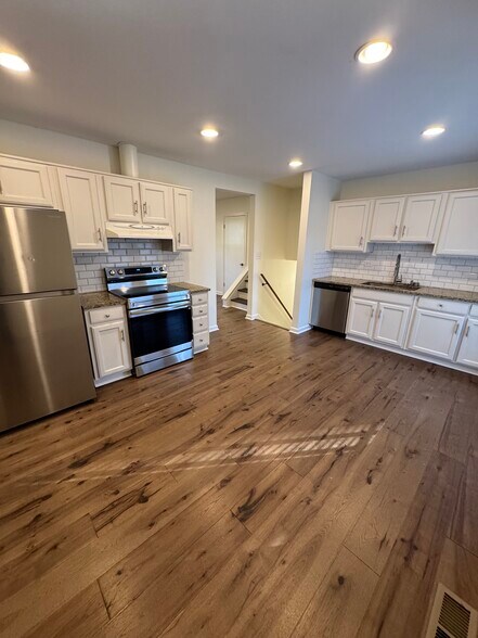 Building Photo - 114 Woodglen Dr