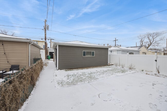 Building Photo - 1910 S Harvey Ave